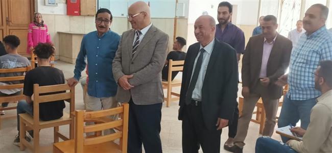 رئيس جامعة بنها يتفقد لجان الامتحانات بكليتي التجارة والآداب 