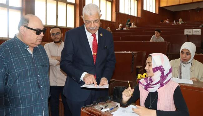 رئيس جامعة المنوفية يتفقد سير امتحانات الفصل الدراسي الثاني بكليتي التجارة والحقوق  