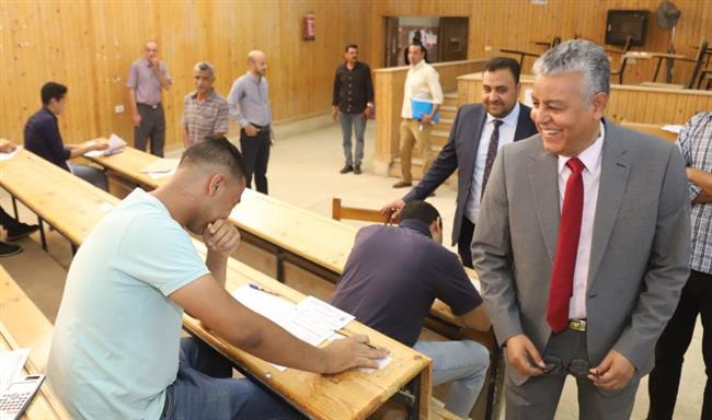 في هدوء والتزام.. تواصل الامتحانات بجامعة جنوب الوادي