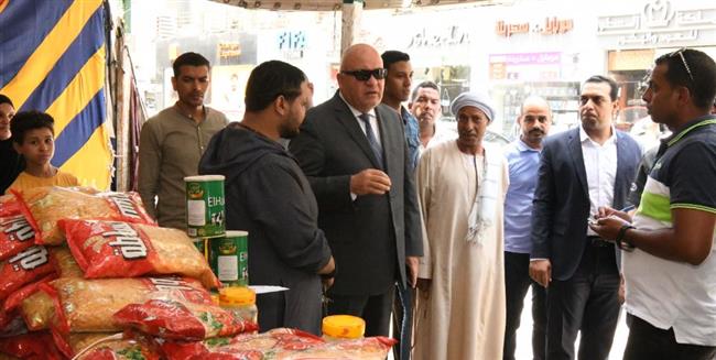 محافظ قنا يتفقد معارض بيع السلع الغذائية للإطمئنان على أسعار السلع ومدى توافرها