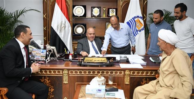" الداودي " يتابع الموقف التنفيذى لمشروع كوبري الرياح بقنا