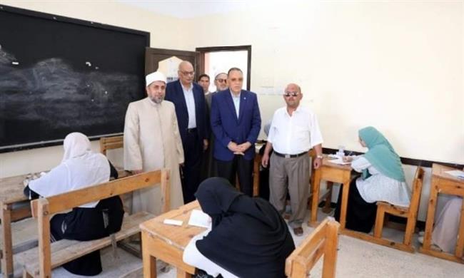 محافظ الشرقية يتفقد لجان الثانوية الأزهرية بمعهد فتيات الزقازيق