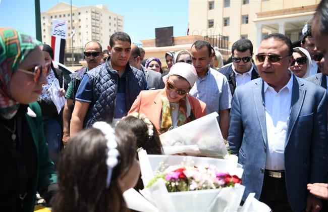 وزيرة البيئة ومحافظ الإسكندرية يشهدان مراسم اصطفاف معدات حديثة لمنظومة النظافة بالمحافظة 