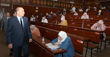 رئيس جامعة المنصورة يتفقد امتحانات كليتي التربية الرياضية والزراعة