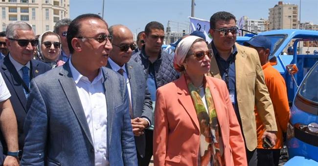 بتكلفة 280 مليون جينه.. وزيرة البيئة تدعم منظومة النظافة بالإسكندرية بـ 394 معدة