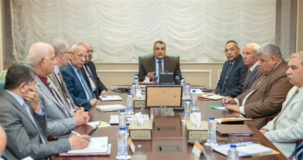 وزير الإنتاج الحربي يعقد أول اجتماع رسمي بمقر الوزارة بالعاصمة الإدارية الجديدة