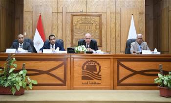 محافظ قنا يترأس اجتماع المجلس التنفيذي بحضور أعضاء مجلس النواب