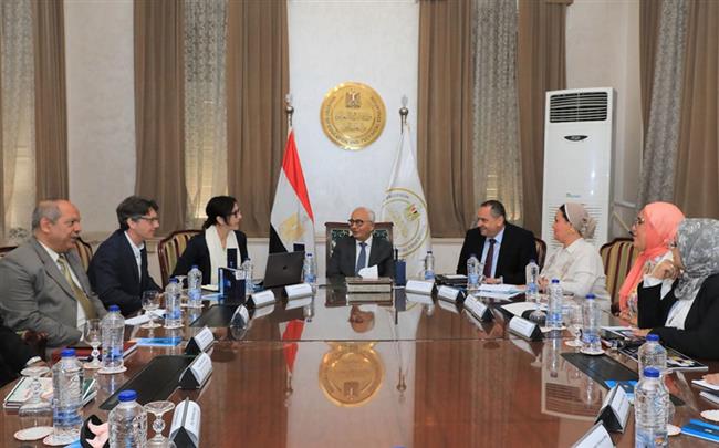 وزير التعليم يبحث مع خبراء إيطاليين ربط المبنى المدرسي بالمجتمع