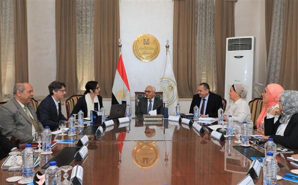 وزير التعليم يبحث مع خبراء إيطاليين ربط المبنى المدرسي بالمجتمع