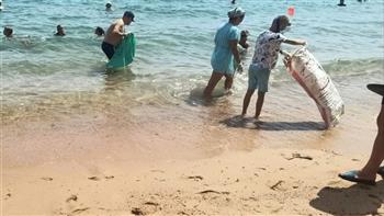   احتفالًا بيوم البيئة العالمي.. السياح يشاركون في تنظيف شواطئ البحر الأحمر  