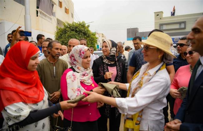 وزيرة البيئة تواصل حملاتها التوعوية بقرى ومدن الصعيد للحد من استخدام البلاستيك احادى الاستخدام