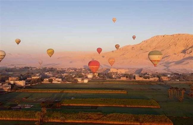 30 رحلة بالون طائر تقل 700 سائح بسماء الأقصر
