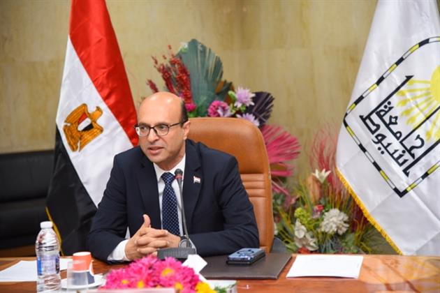 رئيس جامعة أسيوط يؤكد على تشجيع الأعمال البحثية لخدمة المشروعات القومية