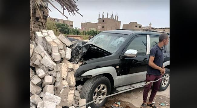 «لعدم وضوح الرؤيا».. إصابه شخصين بحادث تصادم سيارة بسور أمام مستودع فى أسيوط
