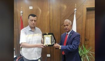 درع نقابة الاجتماعيين لوكيل وزارة التعليم بقنا 