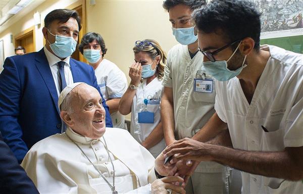 آخر مستجدات صحة البابا فرنسيس بعد جراحة الأمعاء