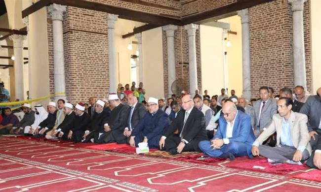محافظ القاهرة يؤدى صلاة الجمعة بمسجد الظاهر بيبرس إحتفالا بإنتهاء تطويره