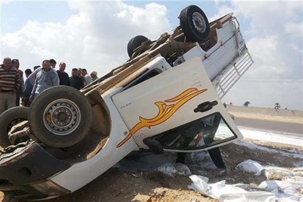 إصابة شابين بسبب حادث انقلاب سيارة نقل بمركز أبو تشت فى قنا