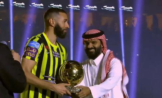 بالصور.. بنزيما يستعرض الكرة الذهبية في الجوهرة 