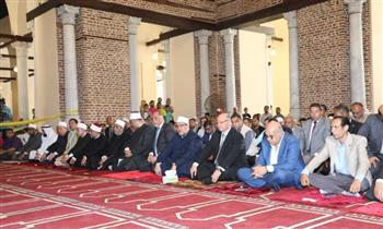   محافظ القاهرة يؤدى صلاة الجمعة بمسجد الظاهر بيبرس إحتفالا بإنتهاء تطويره
