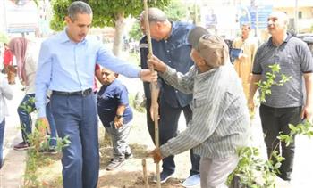   محافظ الغربية يشهد أعمال التطوير بكفر الزيات ويزرع أشجار المبادرة الرئاسية 100 مليون شجرة