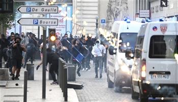   فرنسا تنشر 45 ألف شرطى وعربات مدرعة لاحتواء الشغب