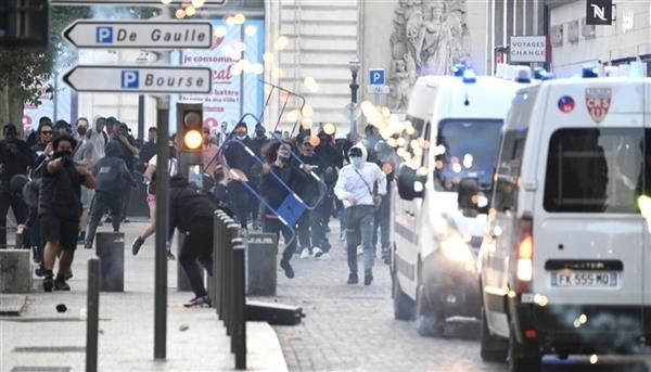 فرنسا تنشر 45 ألف شرطى وعربات مدرعة لاحتواء الشغب