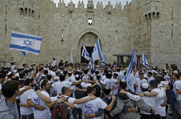 عشرات المستوطنين يقتحمون المسجد الأقصى بحماية الشرطة الإسرائيلية
