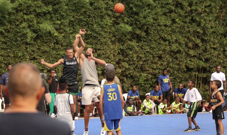 مبابي يلعب كرة السلة خلال زيارته لمسقط رأسه في الكاميرون
