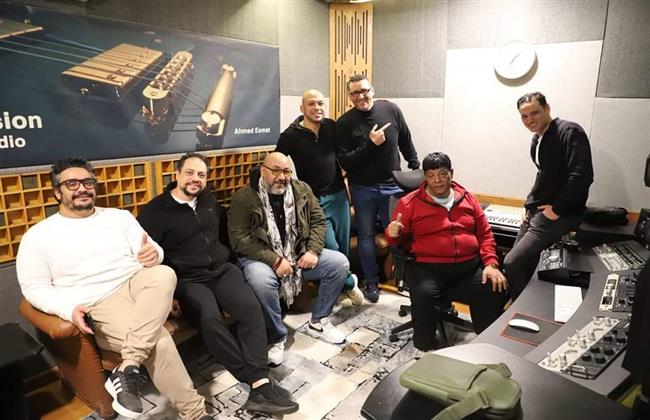 عبد الباسط حمودة يبدأ أغاني البطة الصفرا