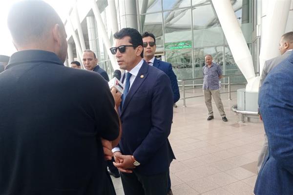 وزير الرياضة يستقبل بعثة المنتخب الأولمبي بمطار القاهرة.. صور