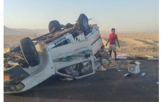 انقلاب سيارة نقل محملة بالحلويات وإصابة قائدها في قنا