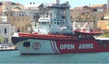   إنقاذ 300 مهاجر بينهم مصريون و84 قاصراً في المياه الإيطالية.. شاهد