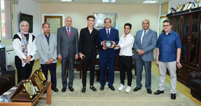 رئيس جامعة سوهاج يكرم فريق طلاب كلية العلوم لتصميمهم مشروع التحكم فى الأبواب من خلال القفل الذكي