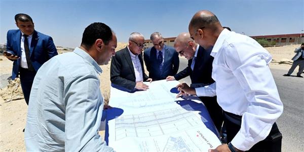 وزير الإسكان يتفقد مشروعات تطوير محاور الطرق بالقاهرة الجديدة