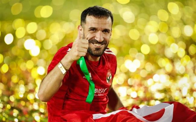 الأهلي يحتفل بـ «على معلول» لمساهمة تهديفيا فى التتويج بالدوري 43