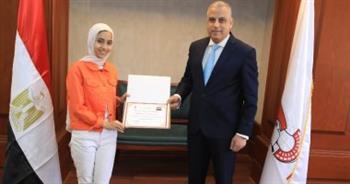 محافظ سوهاج يكرم الطالبة " ريناد " الأولى على الجمهورية في مسابقة تطبيقات مايكروسوفت 