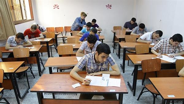 طلاب الثانوية العامة يؤدون اليوم الامتحان في الأحياء والجبر والفلسفة