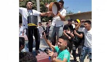 شماريخ وبلالين ورقص بلدي.. فرحة الطلبة في آخر يوم من امتحانات الثانوية العامة