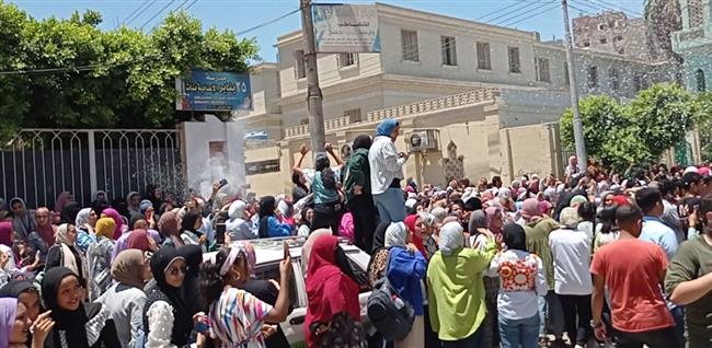 بالصور.. طلاب الثانوية بالمنيا يحتفلون بالطبول والشماريخ بعد انتهاء الإمتحانات