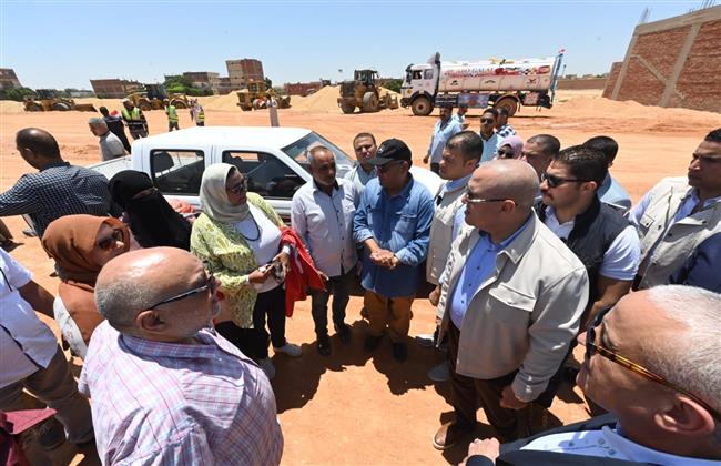 وزير الإسكان يصل مدينة الشروق ويلتقي بالأهالي