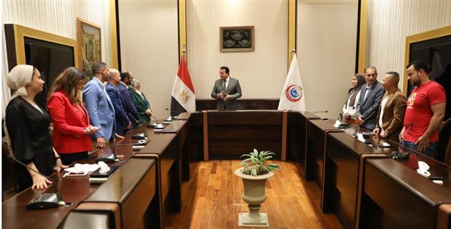 وزير الصحة يكرم طاقم تمريض بمستشفى أسيوط للصحة النفسية 