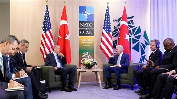 هيرش: بايدن وعد أردوغان بمساعدة مالية من صندوق النقد مقابل انضمام السويد للناتو
