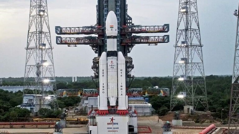 الهند تنجح في إطلاق مركبة فضائية لاستكشاف القمر