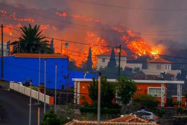 إسبانيا.. إجلاء المئات من جزيرة "لا بالما" بسبب حرائق الغابات