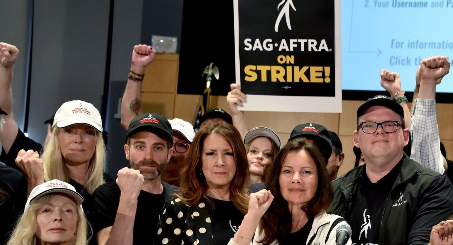 لأول مرة منذ أكثر من 60 عاماً.. إضراب مزدوج لكتاب وممثلين أمريكيين يشل هوليوود
