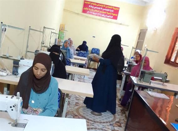 تدريب فتيات الوادي الجديد على "التفصيل والخياطة"