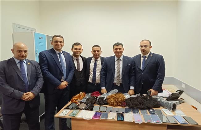 جمارك المطار تضبط راكب حاول تهريب كمية من التليفونات المحمولة