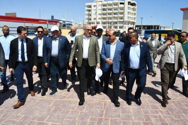 بالصور.. الجزار يتفقد مشروعي الممشي السياحي والمجزر الألي بالغردقة 