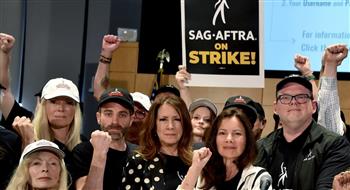   لأول مرة منذ أكثر من 60 عاماً.. إضراب مزدوج لكتاب وممثلين أمريكيين يشل هوليوود